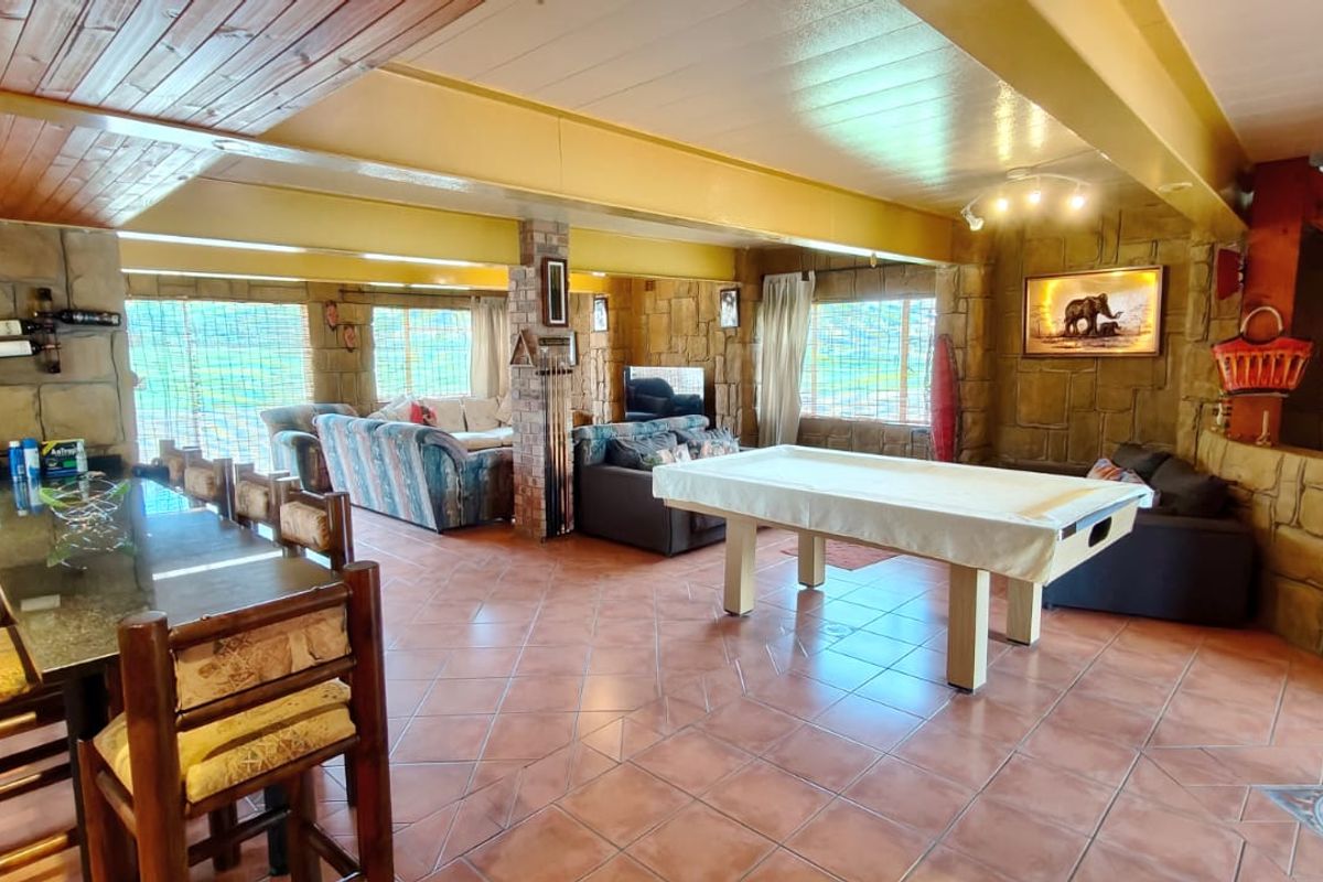 Spacious Family Retreat with Additional Stand - Photo 2