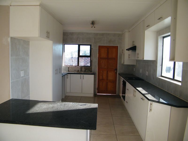 Three bedroom two bathroom, large open plan townhouse in Flamwood. - Photo 3