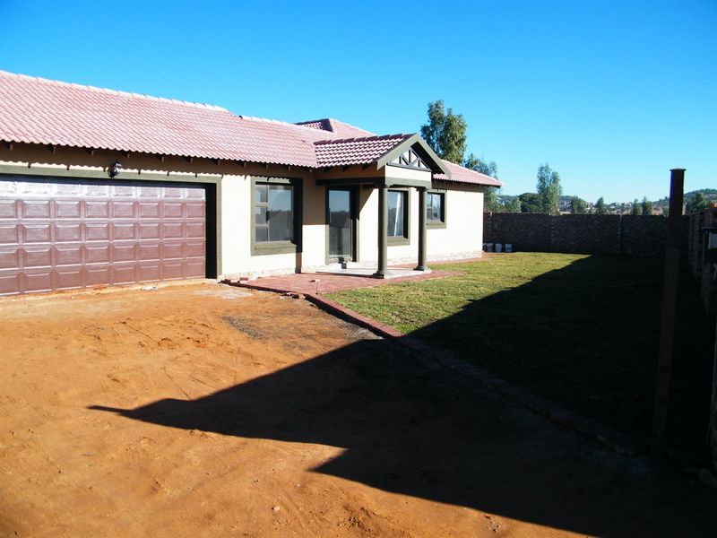 Three bedroom two bathroom, large open plan townhouse in Flamwood. - Photo 1