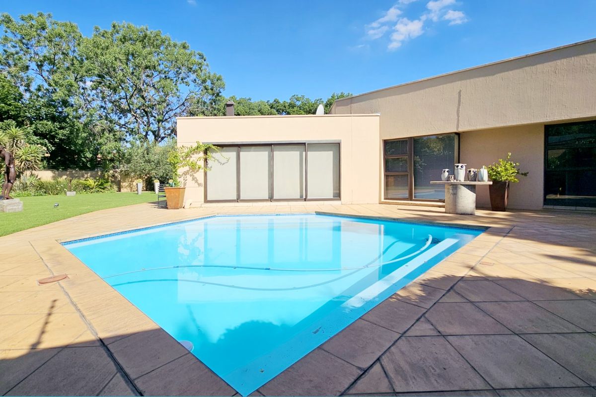 An opulent residence in Three Rivers Proper. - Photo 4