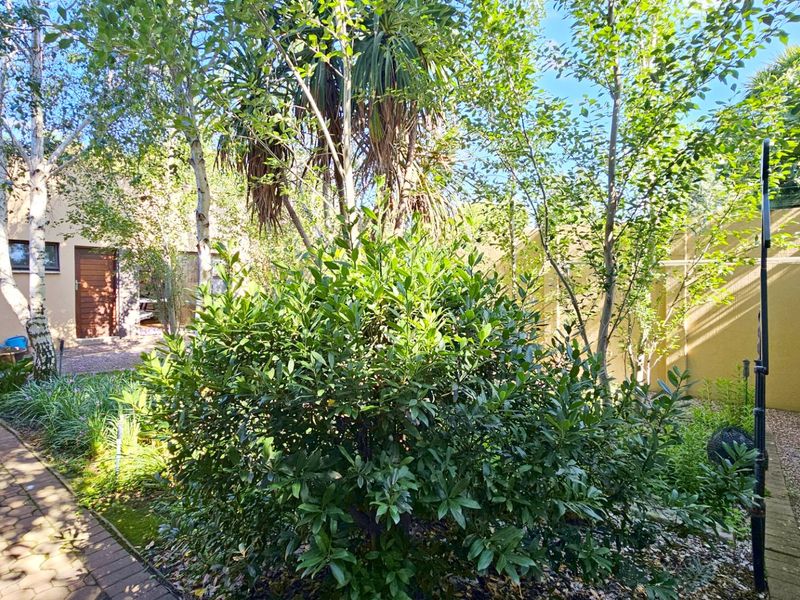 An opulent residence in Three Rivers Proper. - Photo 9