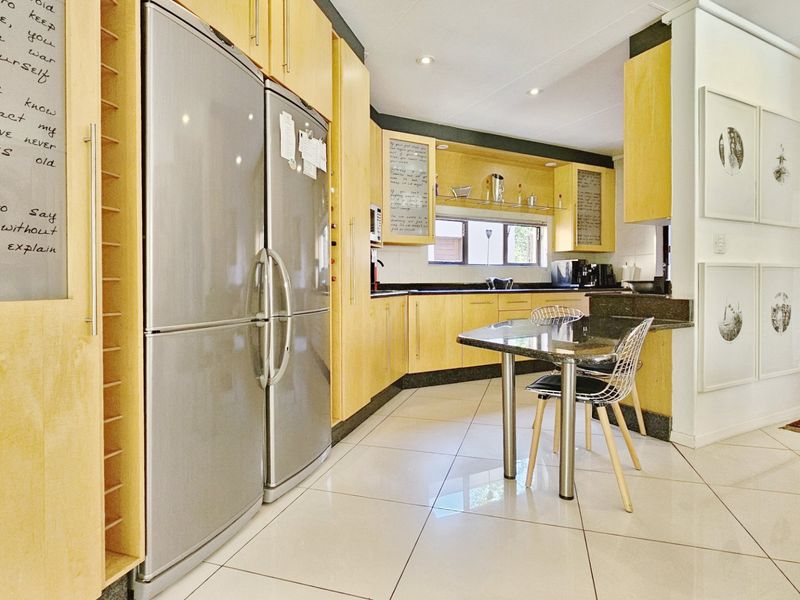 An opulent residence in Three Rivers Proper. - Photo 3