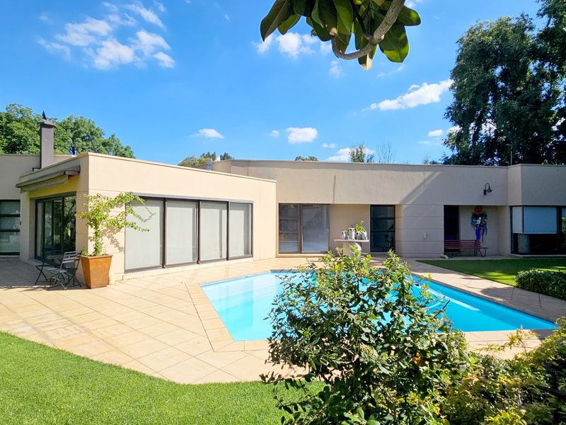 An opulent residence in Three Rivers Proper. - Photo 2