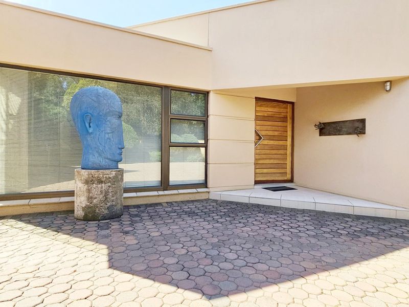 An opulent residence in Three Rivers Proper. - Photo 10