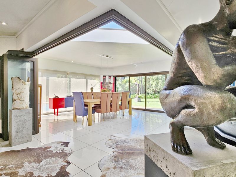 An opulent residence in Three Rivers Proper. - Photo 1