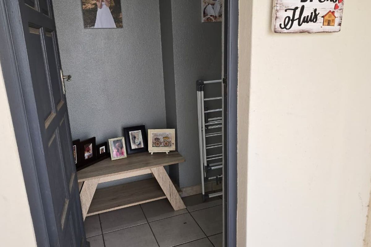 Modern, safe townhouse with a view. - Photo 4