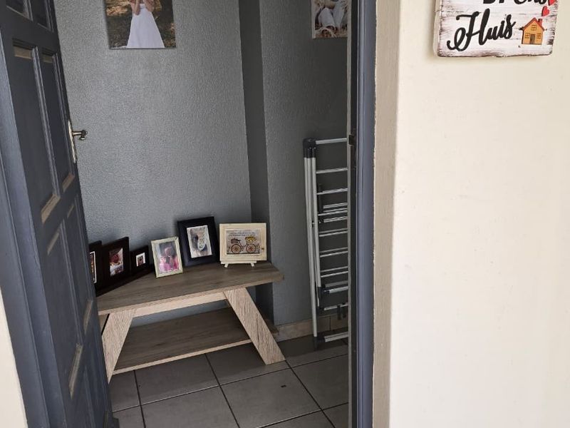 Modern, safe townhouse with a view. - Photo 4