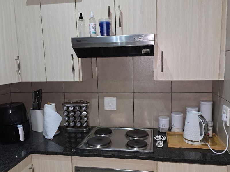 Modern, safe townhouse with a view. - Photo 5