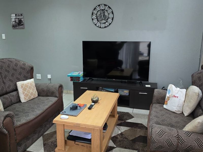 Modern, safe townhouse with a view. - Photo 9