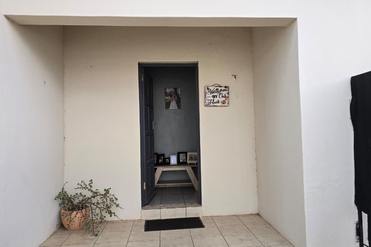 Modern, safe townhouse with a view. - Photo 3