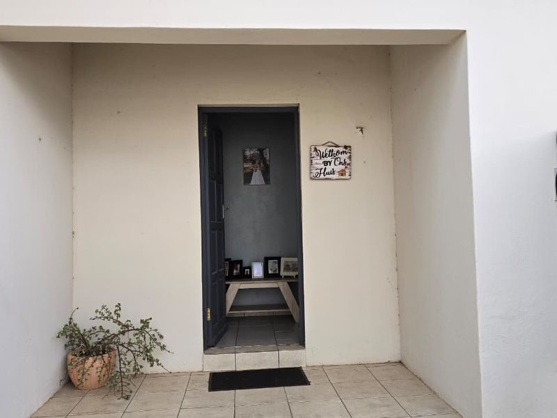 Modern, safe townhouse with a view. - Photo 3