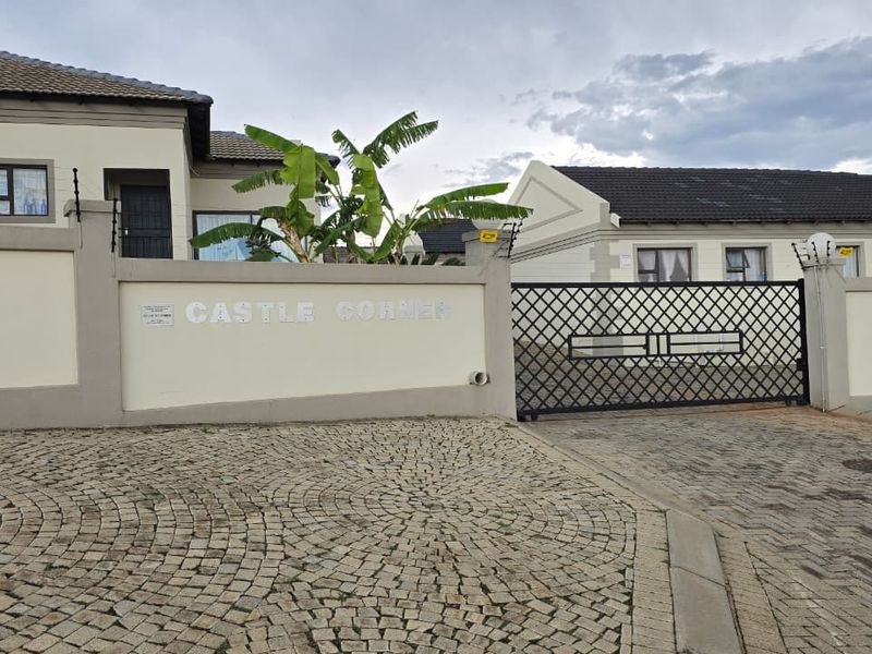 Modern, safe townhouse with a view. - Photo 2
