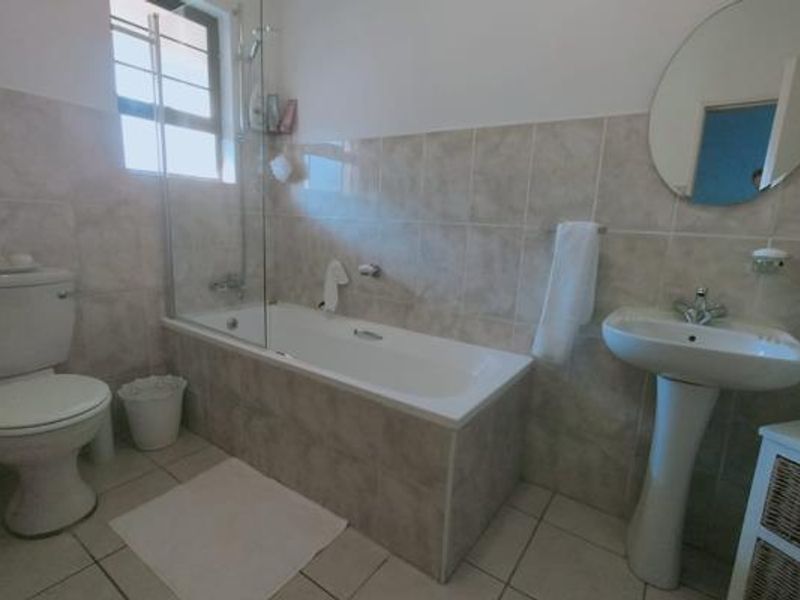 Immaculate, like new modern ground floor apartment in secured sought after complex, Parklands, Boksburg - Photo 9