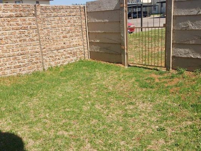 Immaculate, like new modern ground floor apartment in secured sought after complex, Parklands, Boksburg - Photo 7