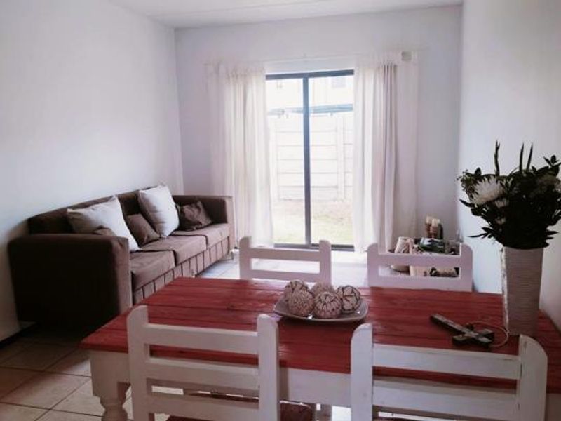 Immaculate, like new modern ground floor apartment in secured sought after complex, Parklands, Boksburg - Photo 1