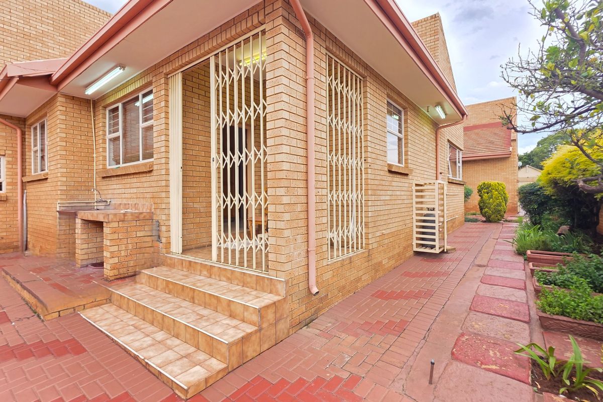 Spacious Facebrick Family Home with Exceptional Comfort - Photo 3