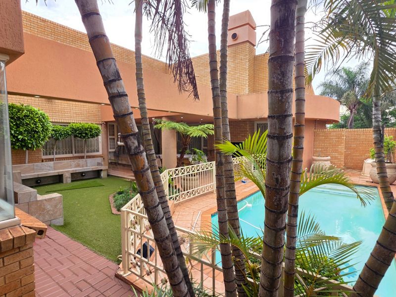 Spacious Facebrick Family Home with Exceptional Comfort - Photo 9