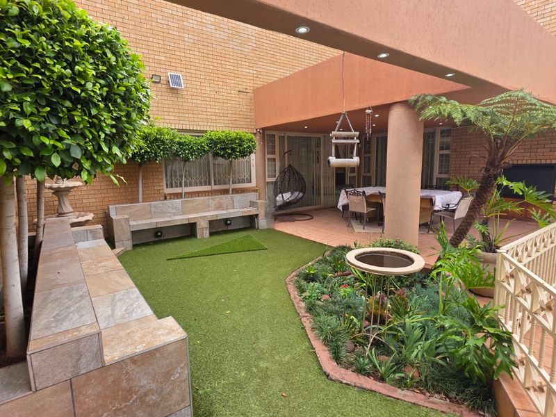 Spacious Facebrick Family Home with Exceptional Comfort - Photo 8