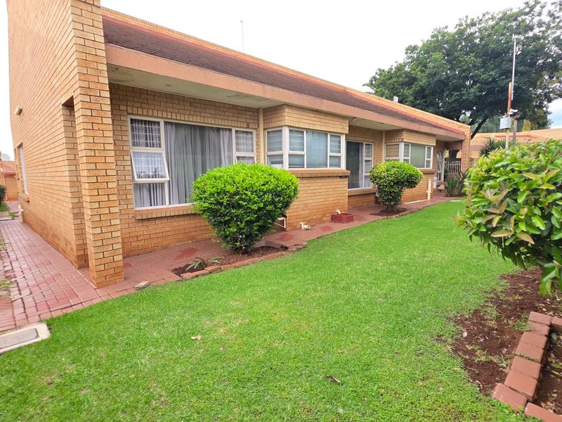 Spacious Facebrick Family Home with Exceptional Comfort - Photo 7