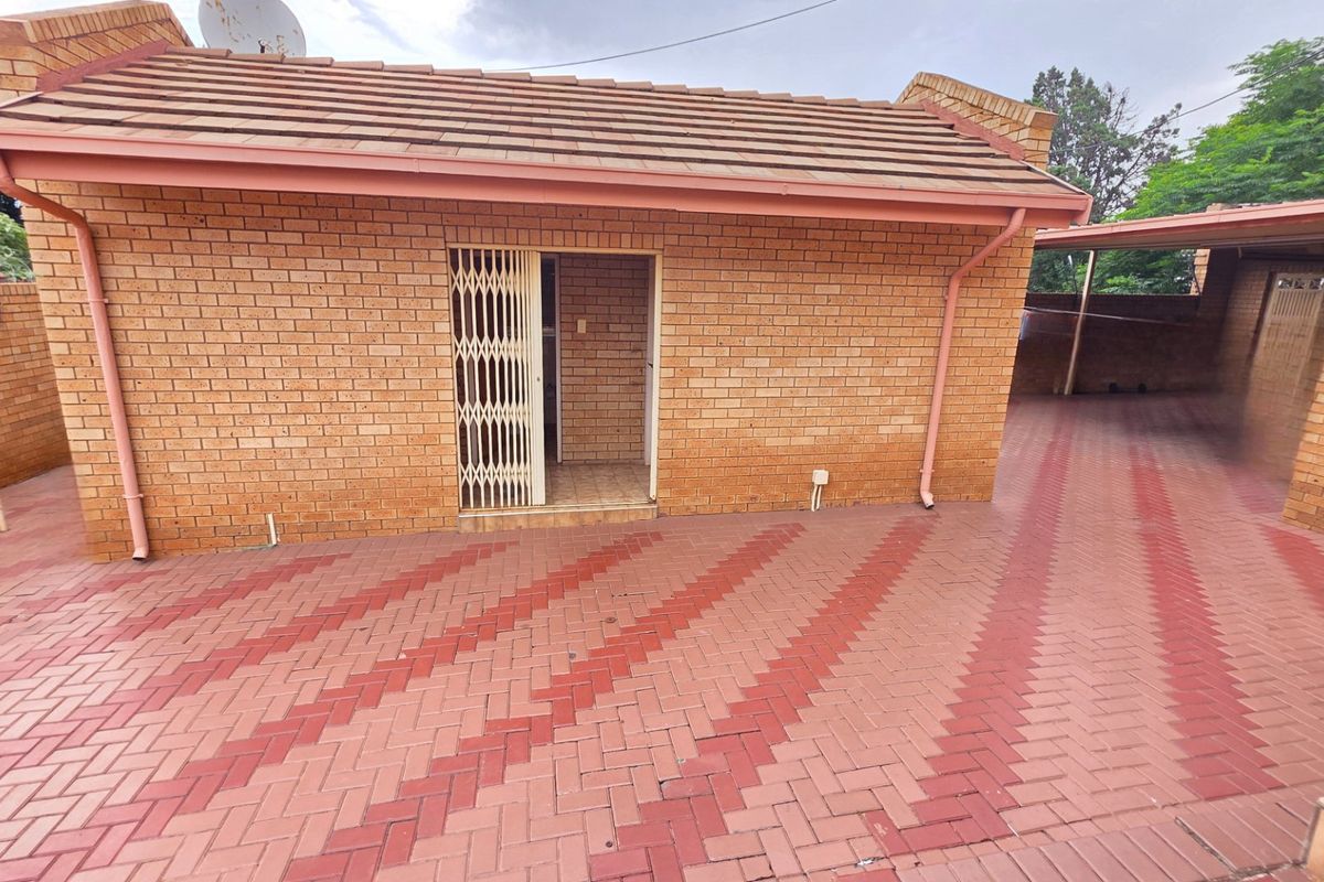 Spacious Facebrick Family Home with Exceptional Comfort - Photo 4