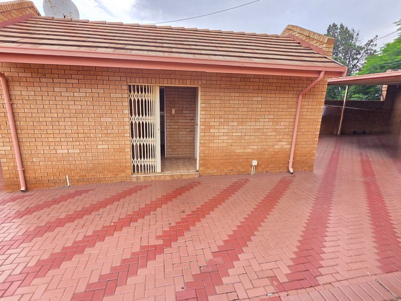 Spacious Facebrick Family Home with Exceptional Comfort - Photo 4