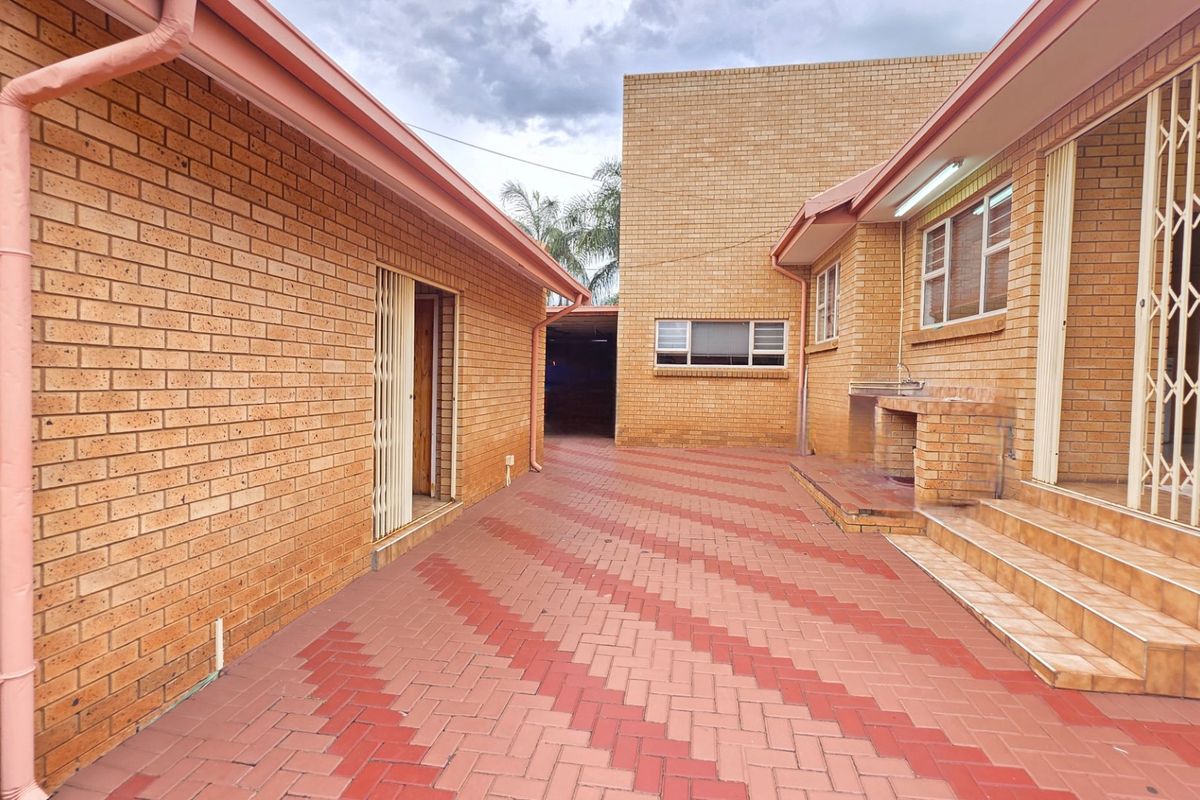 Spacious Facebrick Family Home with Exceptional Comfort - Photo 5