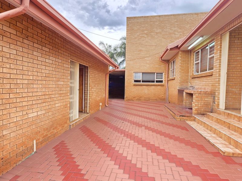 Spacious Facebrick Family Home with Exceptional Comfort - Photo 5