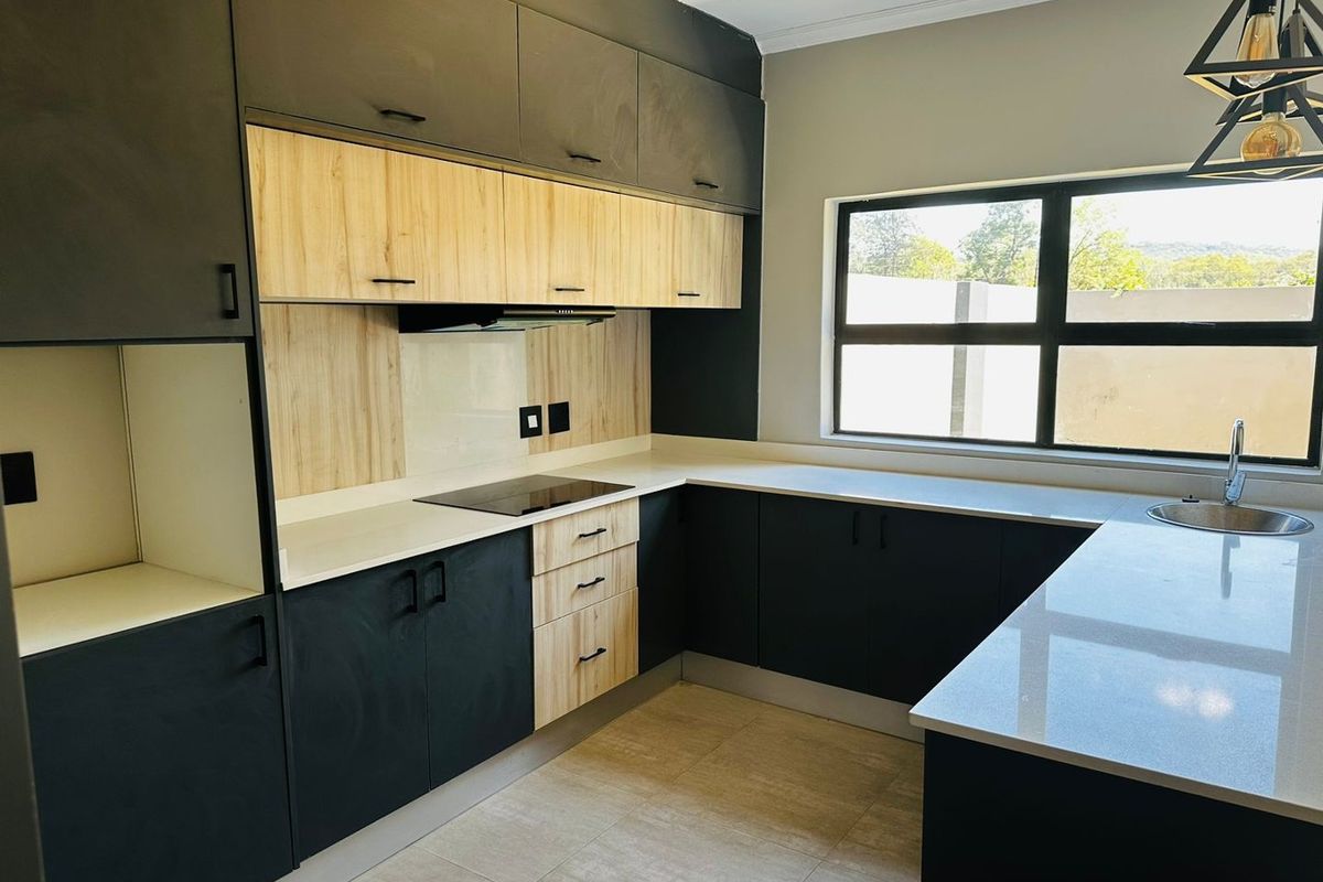 Stunning Three Bedroom Townhouse - Photo 5