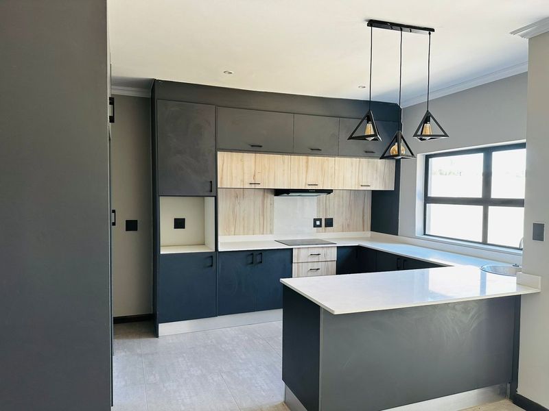 Stunning Three Bedroom Townhouse - Photo 3