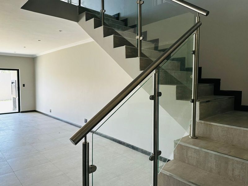 Stunning Three Bedroom Townhouse - Photo 10