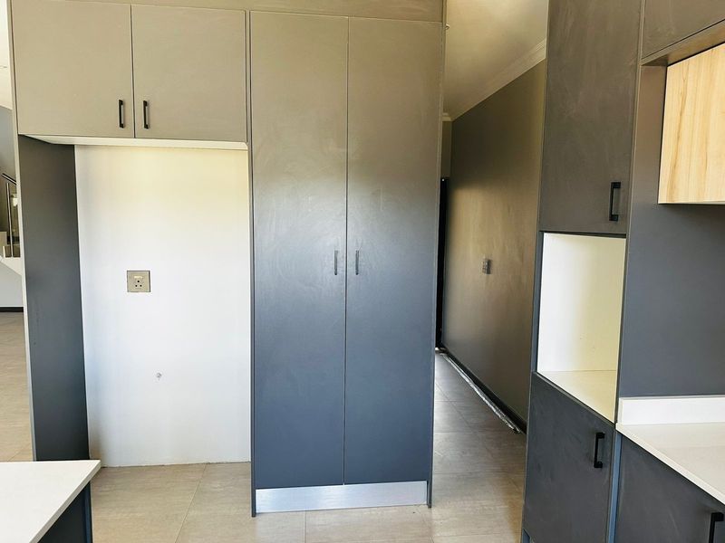 Stunning Three Bedroom Townhouse - Photo 6