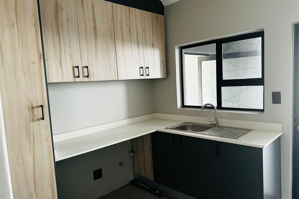 Stunning Three Bedroom Townhouse - Photo 4