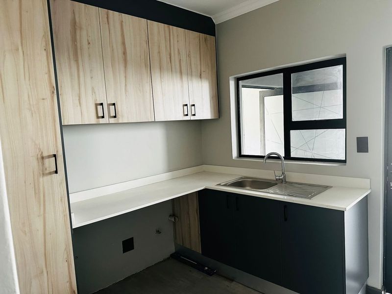 Stunning Three Bedroom Townhouse - Photo 4