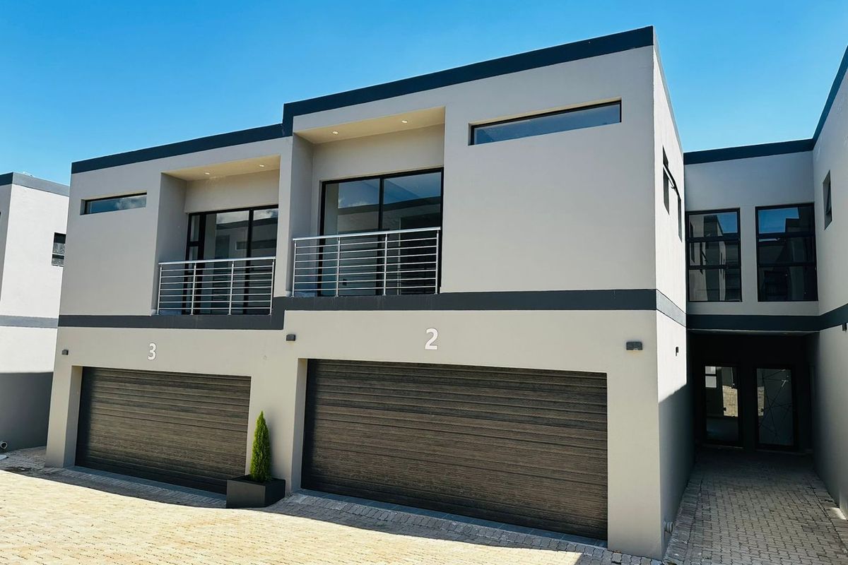 Stunning Three Bedroom Townhouse - Photo 2