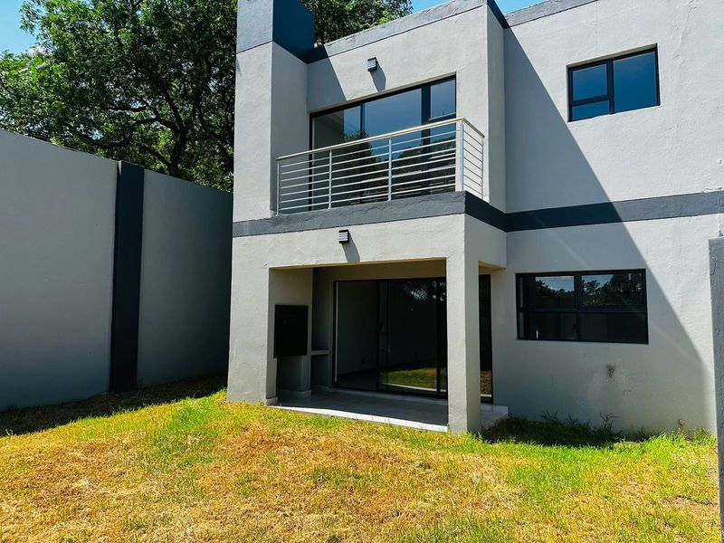 Stunning Three Bedroom Townhouse - Photo 1