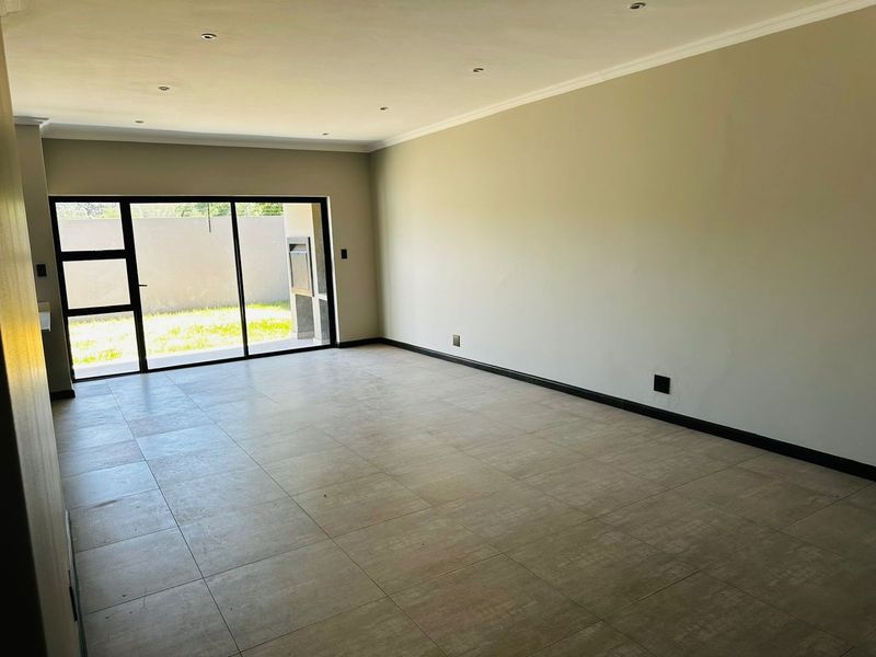 Stunning Three Bedroom Townhouse - Photo 8