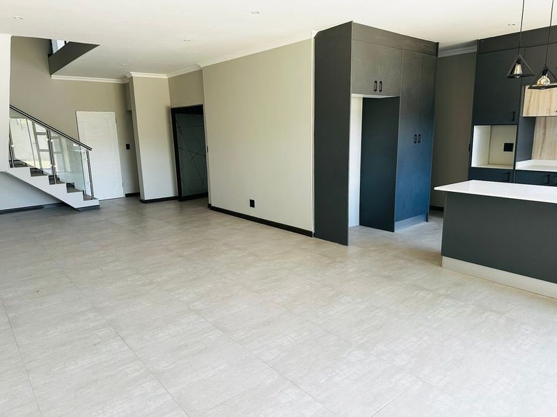 Stunning Three Bedroom Townhouse - Photo 7