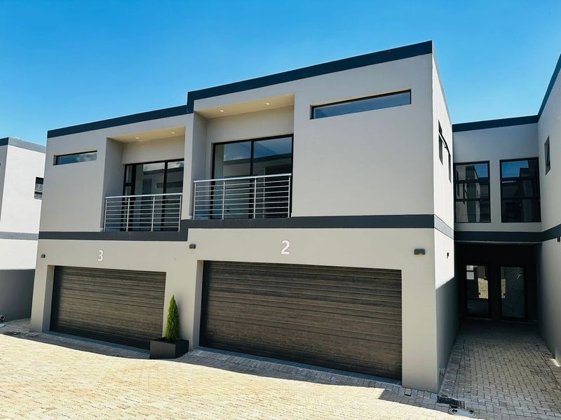 Stunning Three Bedroom Townhouse - Photo 2