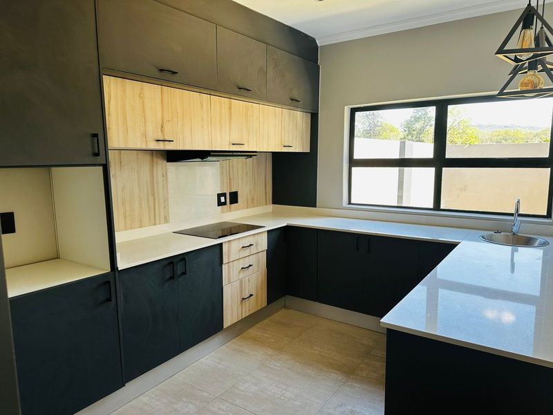 Stunning Three Bedroom Townhouse - Photo 5