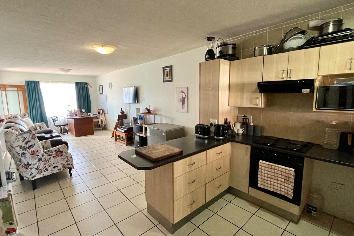 Comfortable Mossel Bay flat with balcony and garden - Photo 2
