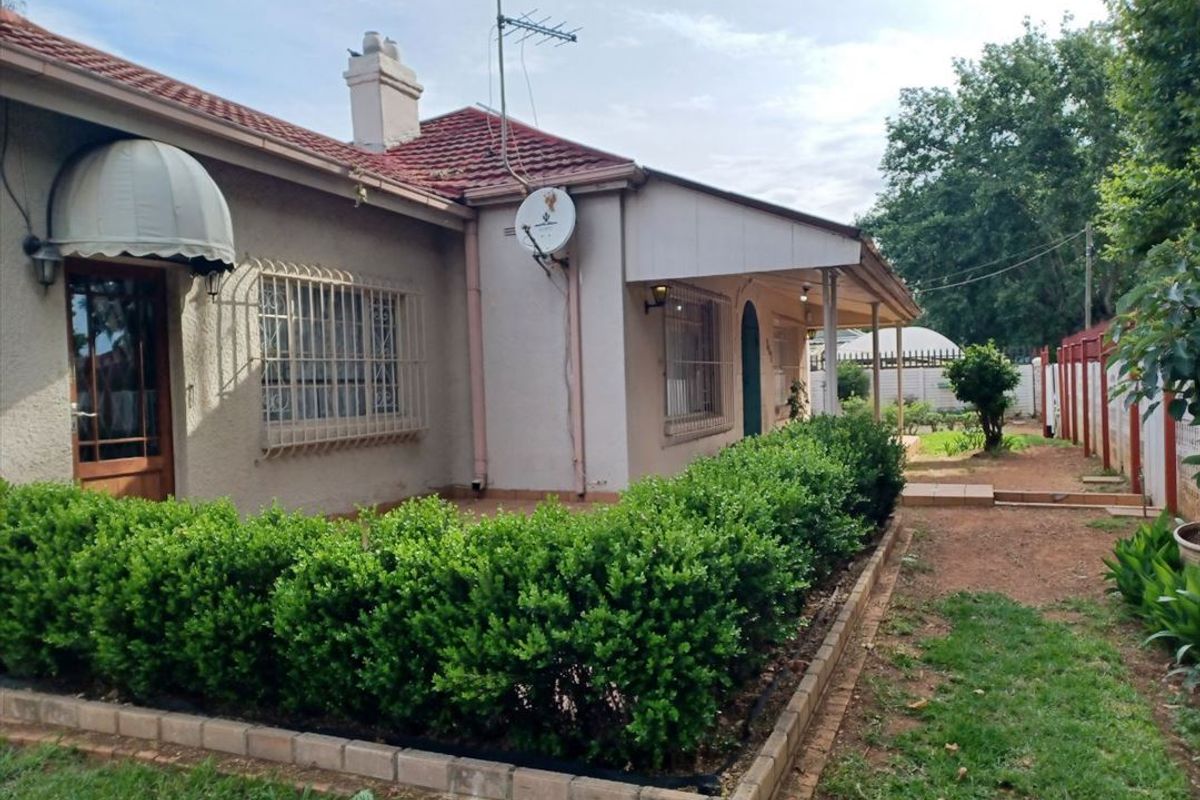 Spacious Family Home with Versatile Living Options - Photo 3