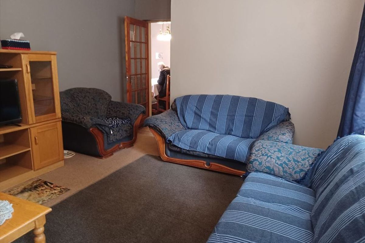 Spacious Family Home with Versatile Living Options - Photo 2