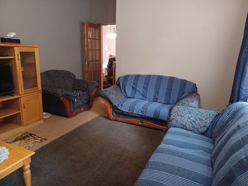 Spacious Family Home with Versatile Living Options - Photo 2