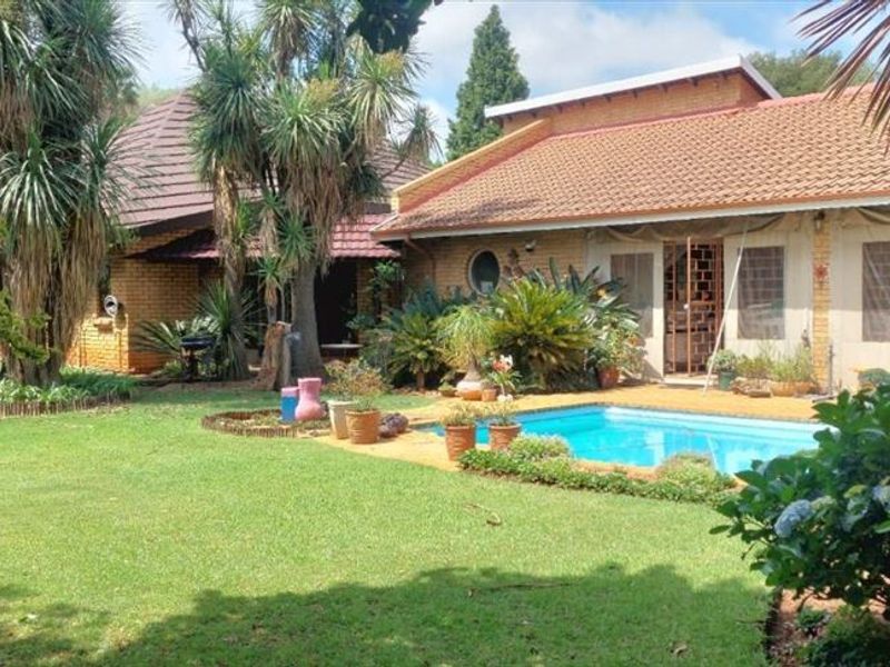 Elegant Family Home with Exceptional Features - Photo 3