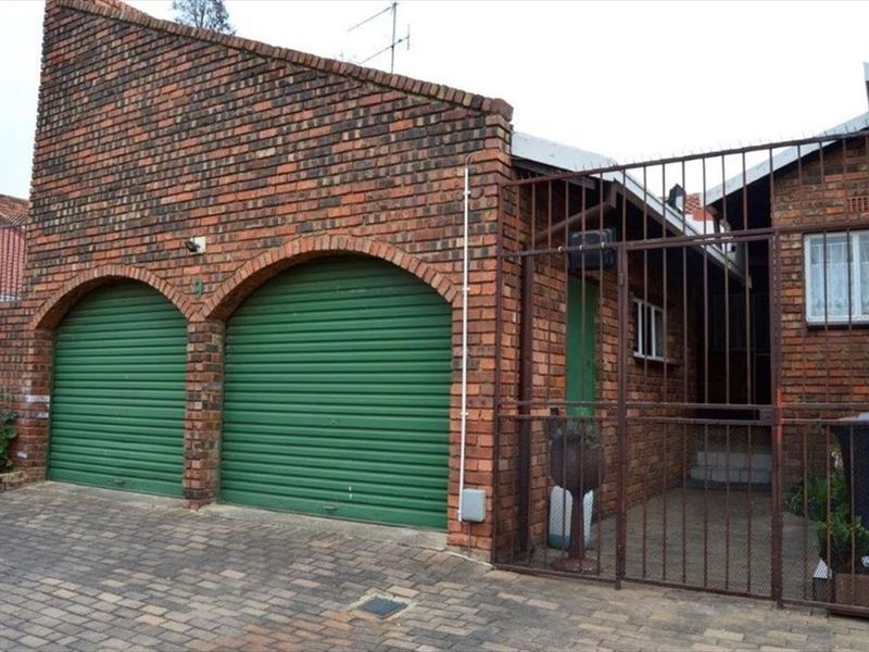 Beautiful Family Home with Modern Convenience - Photo 3