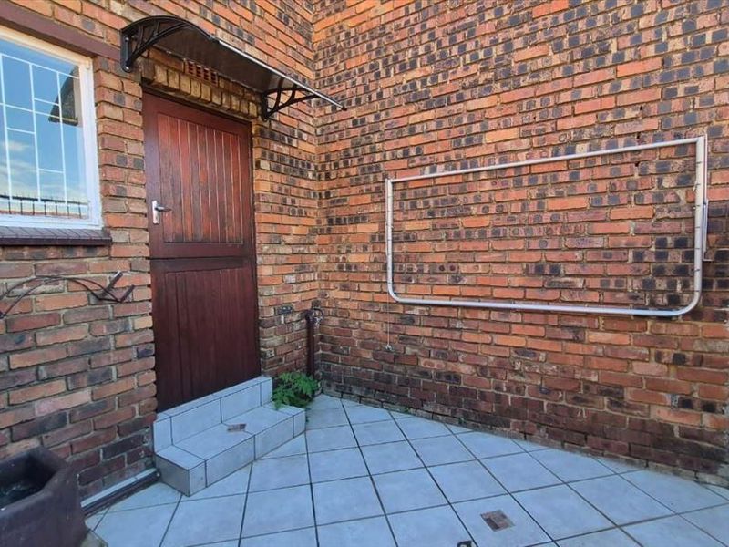 Beautiful Family Home with Modern Convenience - Photo 10
