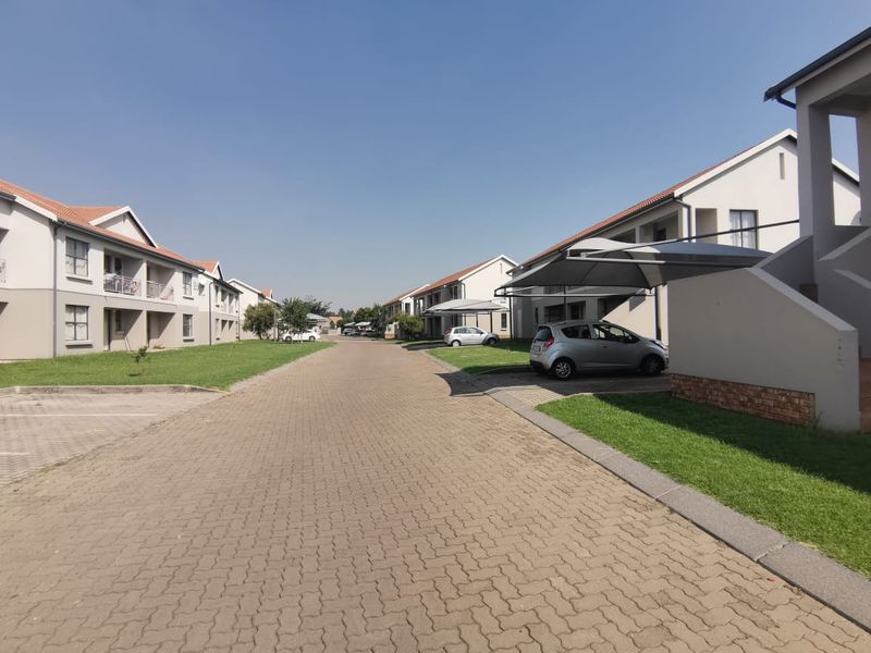 Neat & Secure Ground Floor 2-Bedroom Unit in Racecourse View - Photo 8