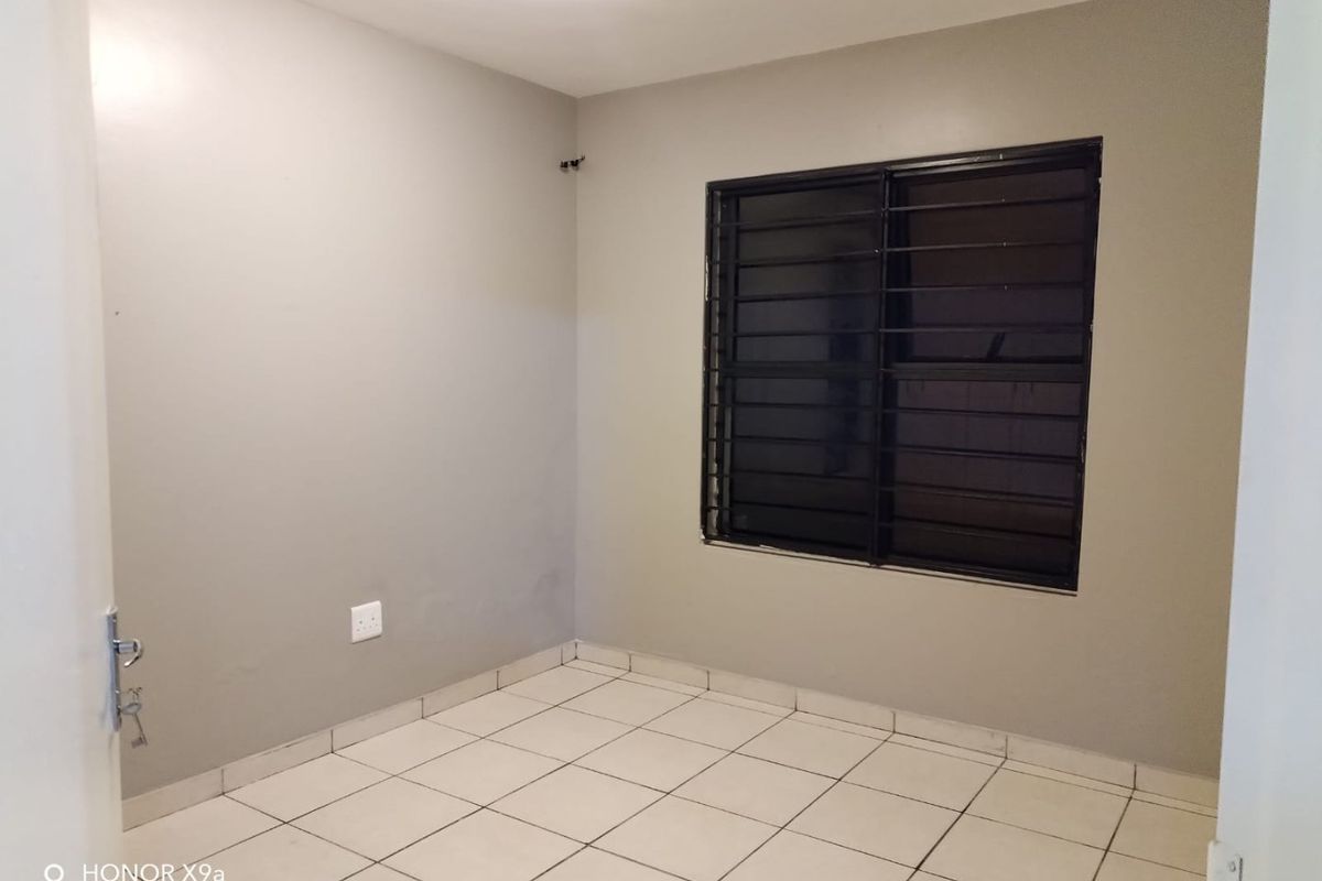 Neat & Secure Ground Floor 2-Bedroom Unit in Racecourse View - Photo 5