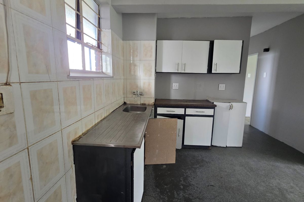 Secure 3 Bedroom Flat at the Entrance of Laudium - Photo 4