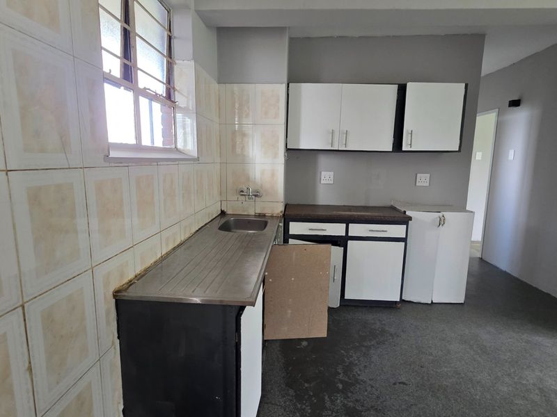 Secure 3 Bedroom Flat at the Entrance of Laudium - Photo 4